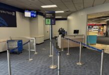 Співробітниця United Airlines пригрозила зателефонувати до ICE, тому що пасажир «не поводився як громадянин»