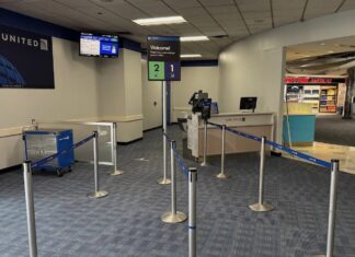 Сотрудница United Airlines пригрозила позвонить в ICE, потому что пассажир «не вел себя как гражданин»